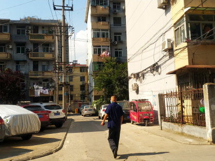 液压件厂宿舍居住体验与周边房产市场分析